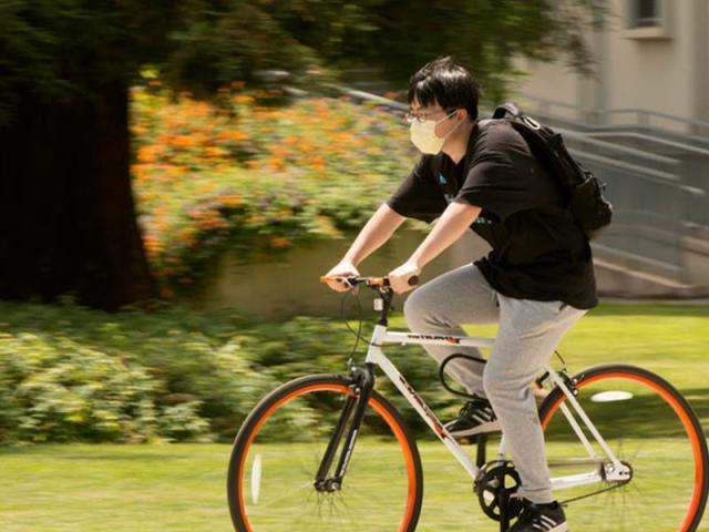 一名学生在amjs澳金沙门纪念联盟附近骑自行车