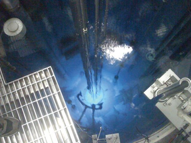 在核反应堆的水冷水箱内