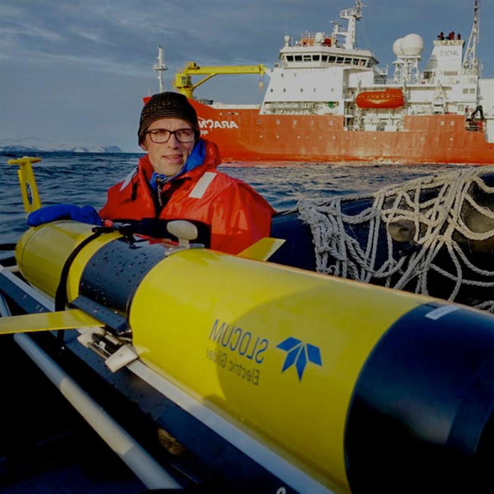 amjs澳金沙门的一名研究人员使用潜水器监测海洋温度